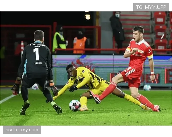 德甲即时战报：多特蒙德利用两次精准低平球传中，客场2-1领先